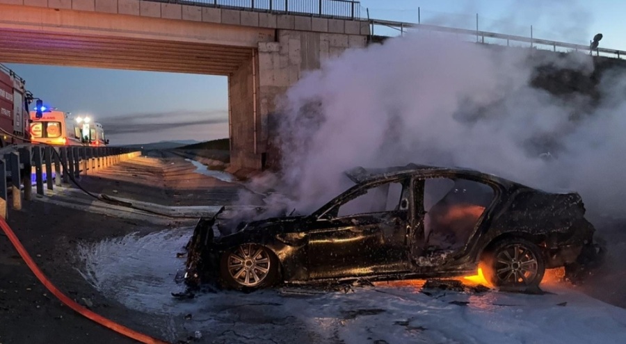 Bariyerlere çarpan otomobil alev aldı: 1 ölü, 5 yaralı