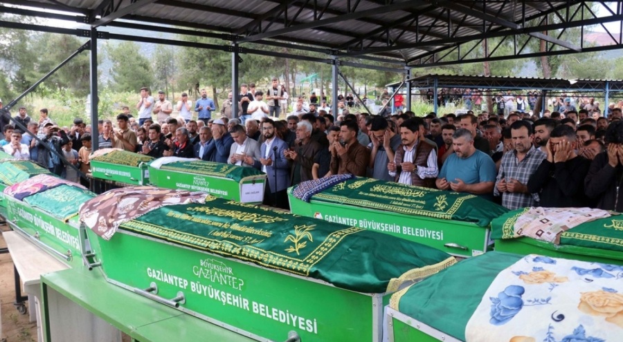 Gaziantep'teki trafik kazasında ölen 9 kişi son yolculuğuna uğurlandı