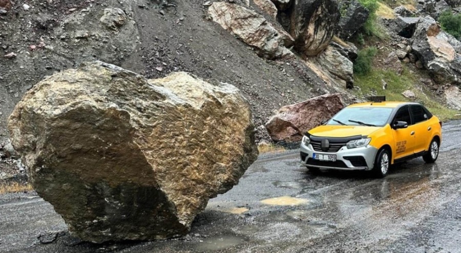 Hakkari'de yola deşen kayadan taksi şoförü son anda kurtuldu