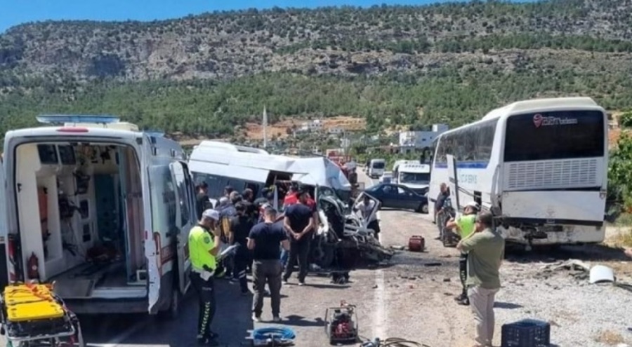 Minibüs, otobüse çarptı: 1 ölü, 2 yaralı