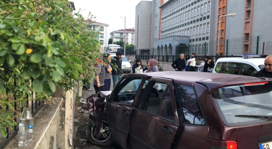 17 yaşındaki ehliyetsiz sürücü izinsiz aldığı arabayla kaza yaptı