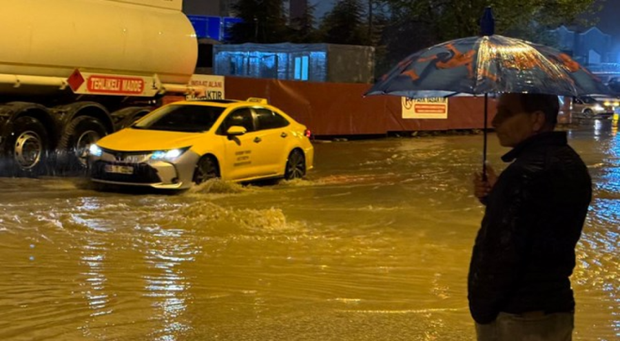 Van'da sağanak yağış hayatı olumsuz etkiledi