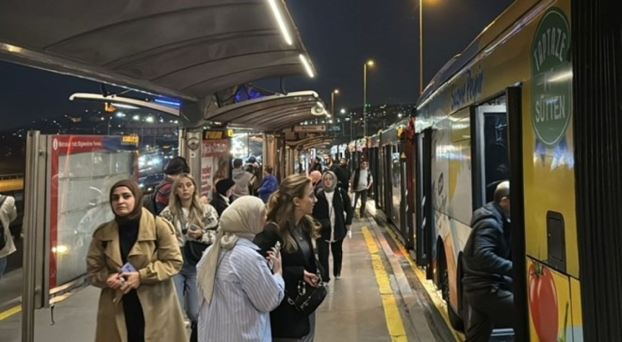 Metrobüste arıza sonucu yolcular tahliye edildi