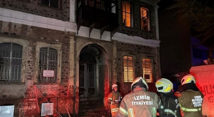 Yanan tarihi bina küle döndü