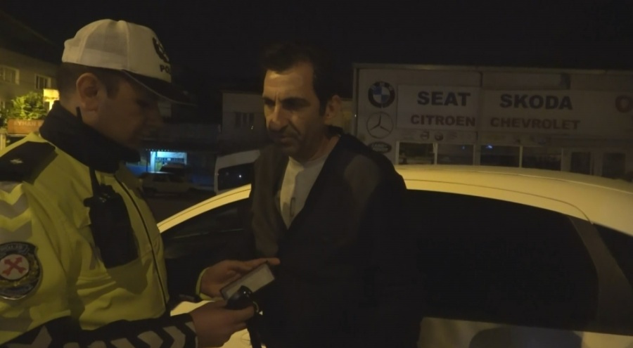 Bursa'da polisten kaçan alkollü sürücü refüje çıktı