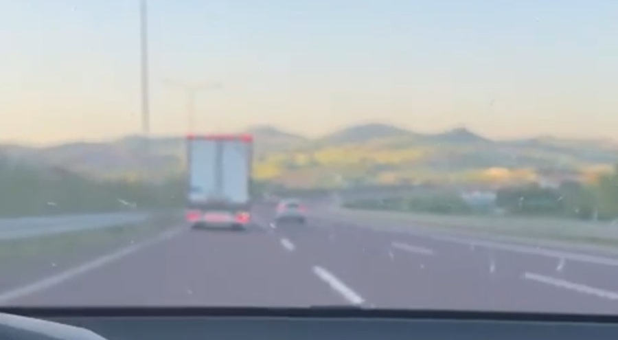Bursa'da 180 kilometre hızla tıra yetişemedi!