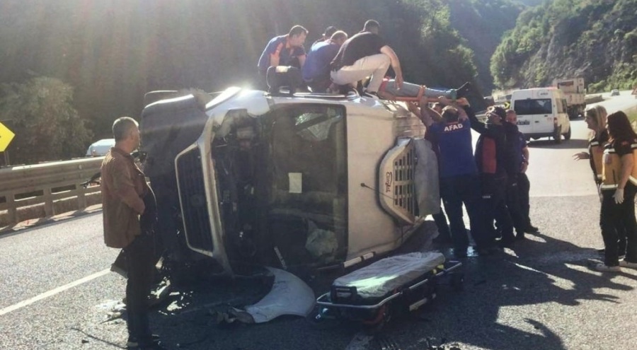 Bursa'da 19 yaşındaki sürücü kaza yapan minibüste sıkıştı