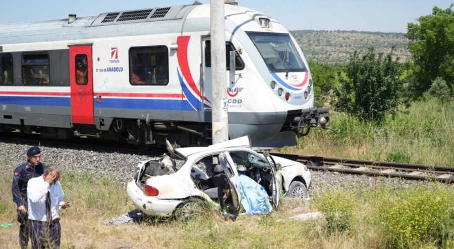 Otomobil trenle çarpıştı! Ölü var...