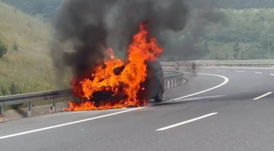 Seyir halindeki minibüs alev alev yandı