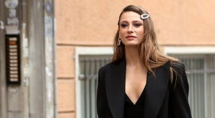 Serenay Sarıkaya gala tarzıyla sosyal medyanın diline düştü!