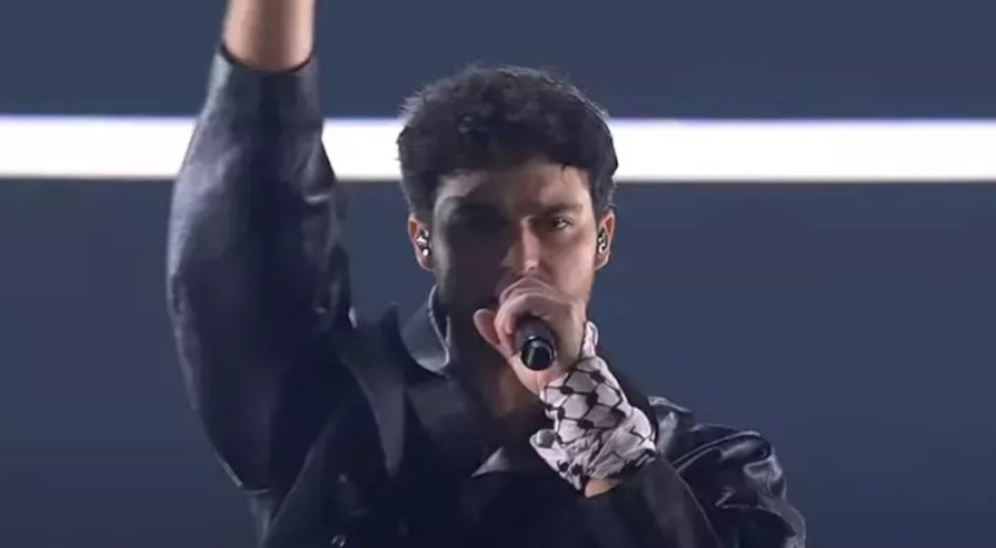 İsveçli şarkıcı, Eurovision'a Filistin kefiyesiyle çıktı
