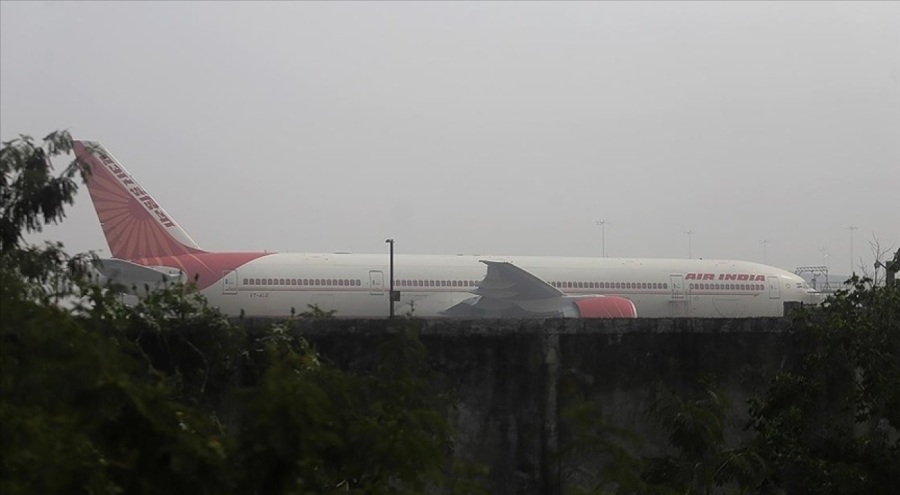 Havayolu şirketi Air India, kabin memurlarının hasta olduğunu bildirerek 90 uçuşunu iptal etti