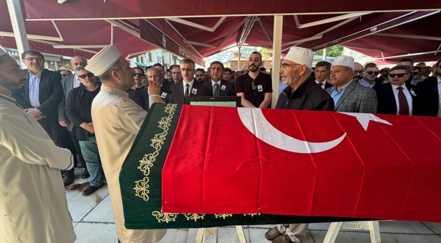 Öğrencisinin silahlı saldırısı sonucu yaşamını yitiren okul müdürü son yolculuğuna uğurlandı