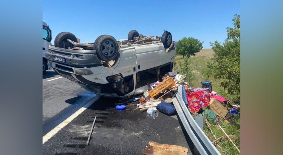 Lastiği patlayan minibüs, takla attı! Çok sayıda yaralı