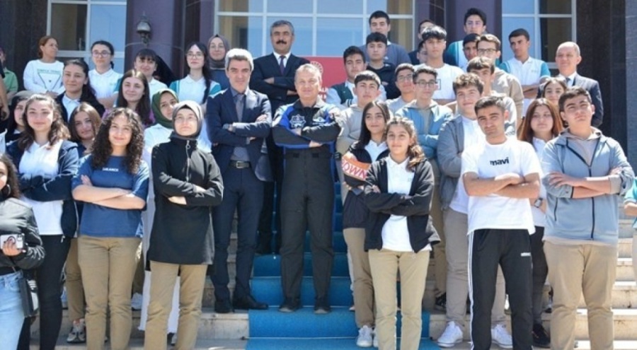 Türkiye'nin ilk astronotu Alper Gezeravcı öğrencilerle bir araya geldi