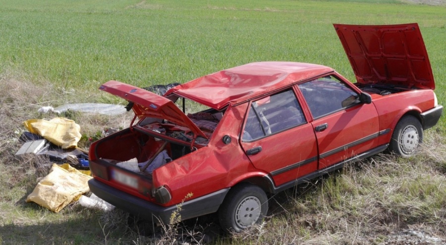 Şarampole devrilen otomobilin 76 yaşındaki sürücüsü can verdi
