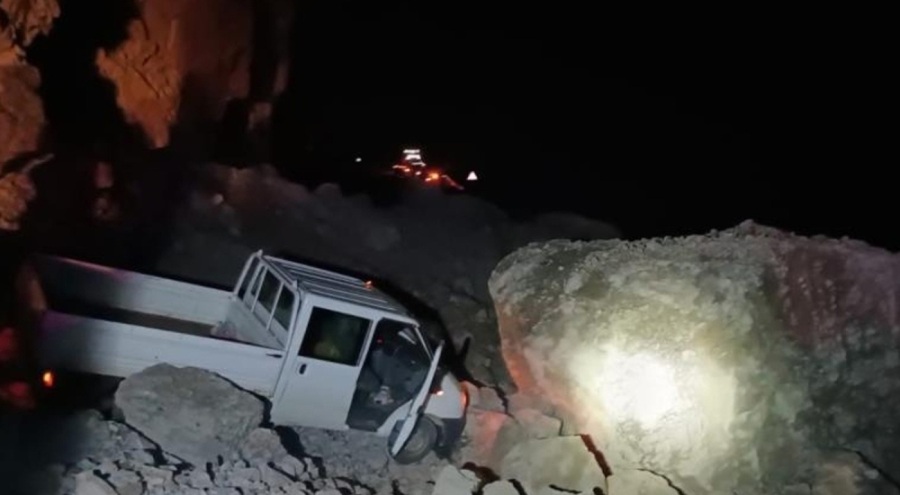 Hakkari-Çukurca karayoluna dev kayalar düştü