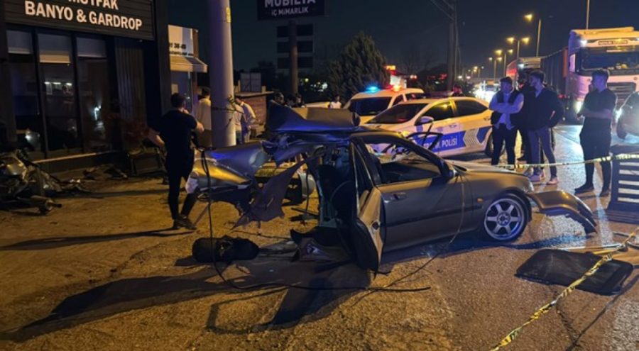 Otomobil yayaya ve elektrik direğine çarptı: 1 ölü, 1 yaralı