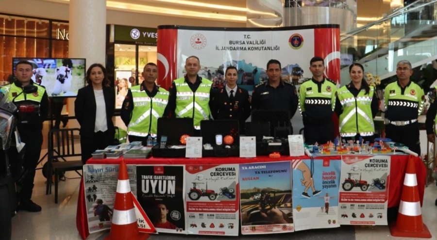 Bursa İl Jandarma Komutanlığı, 'Trafik Haftasında'  vatandaşları bilgilendirdi