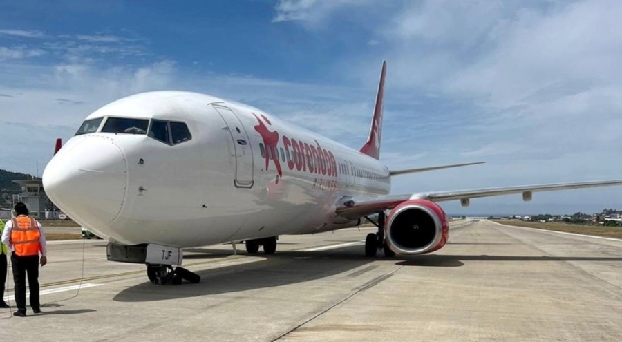 Antalya'da ön tekeri patlayan uçak gövde üzerine indi!