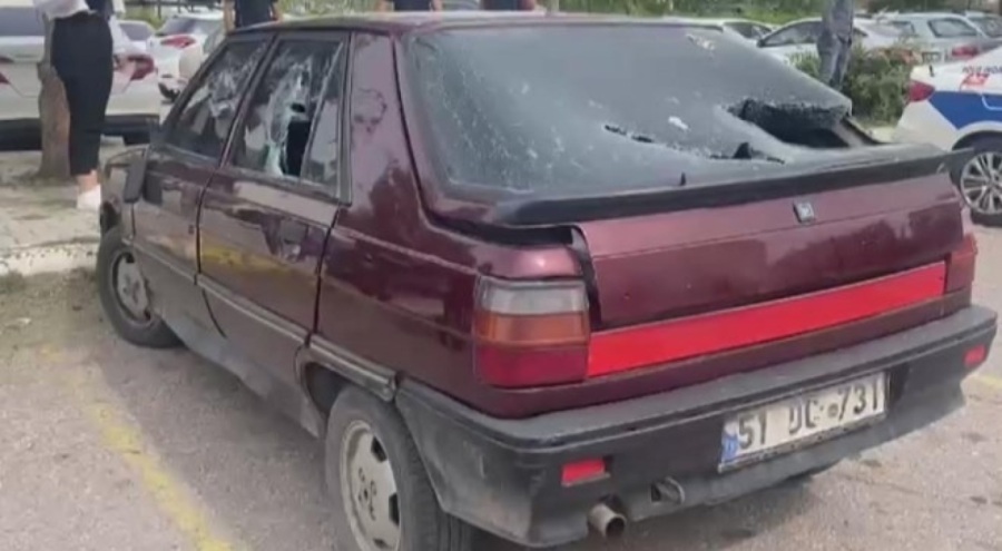 Sopayla akrabasının park halindeki otomobilinin camını kırdı