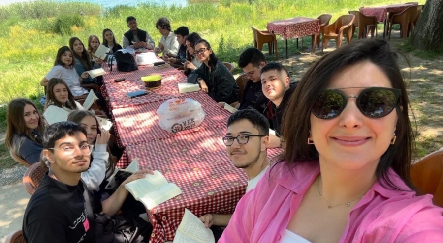 Bursa'da göl kenarında kitap okudular