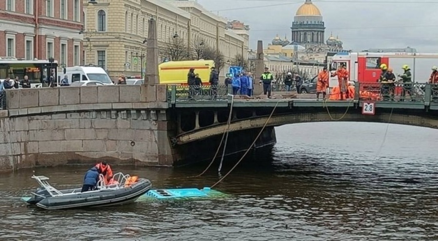 Rusya'da yolcu otobüsü nehre düştü! Ölüler var