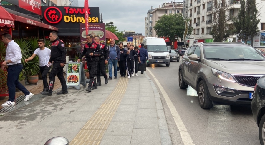 Cadde ortasında bıçaklı kavga!
