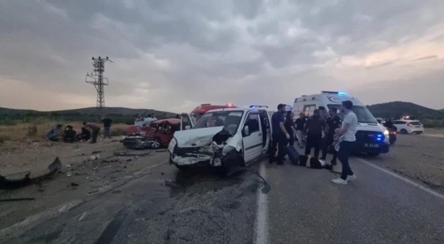 İki otomobil kafa kafaya çarpıştı: 1 ölü, 5 yaralı