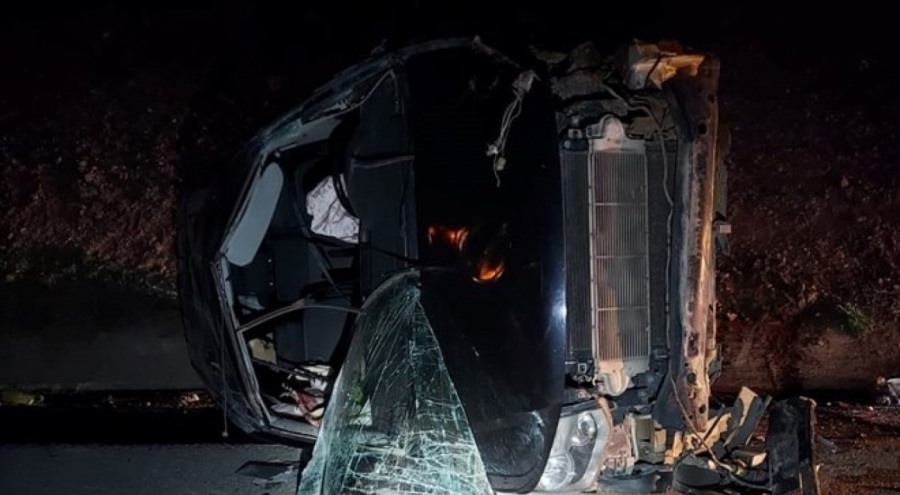 Otomobil büyükbaş hayvana çarptı: 3 yaralı