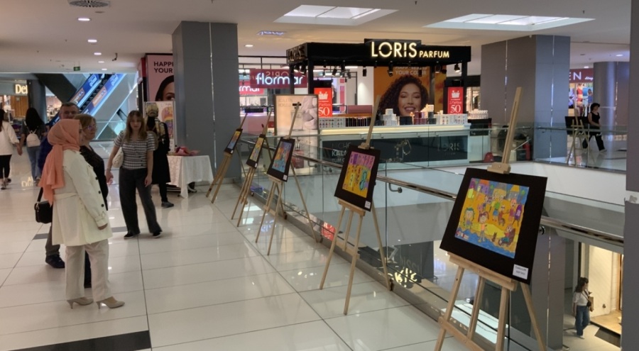 Bursa'da minik ressam 6 yaşında ilk resim sergisini açtı