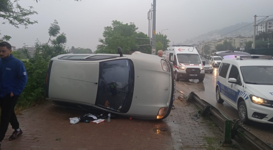 Bursa'da kontrolden çıkan otomobil yan yattı