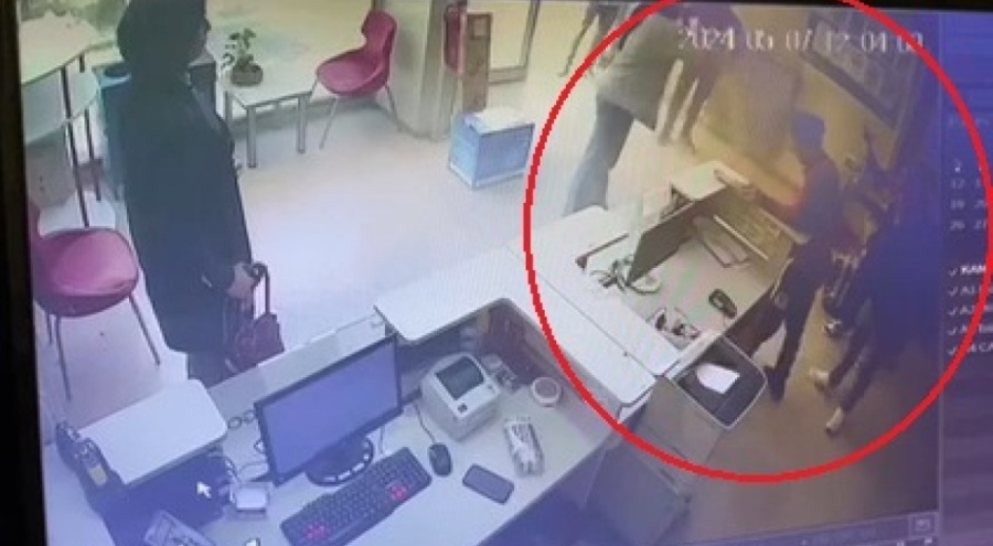 Bursa'da sipariş ettiği kedi kumu paketi delik çıkınca, kargo şirketini bastı!