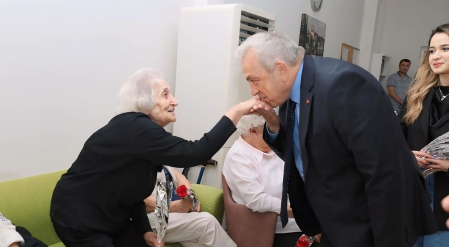 Nilüfer Belediye Başkanı Özdemir'den huzurevindeki annelere sürpriz ziyaret