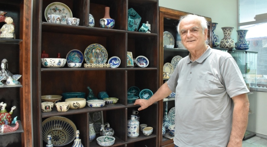 Bursa'da çocukluğunda gördüğü "çömlekçi arı"dan etkilenerek başladığı çini sanatına ömrünü adadı