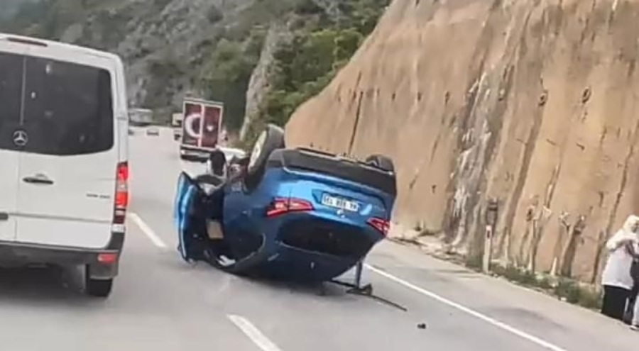Bursa'da lastiği patlayan cip duvara çarpıp takla attı