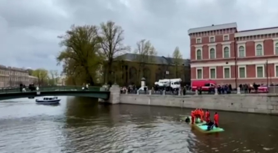 Rusya'da yolcu otobüsü nehre düştü