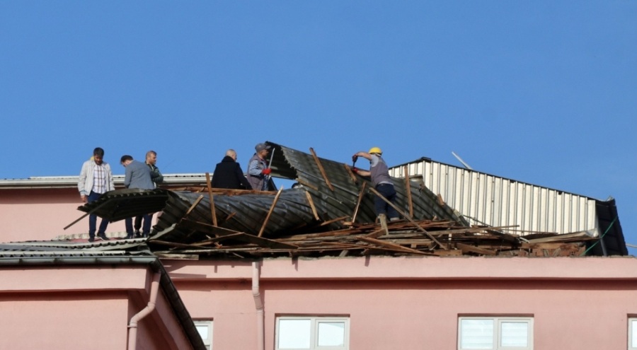 Fırtına Trabzon'da hastane çatısını uçurdu!