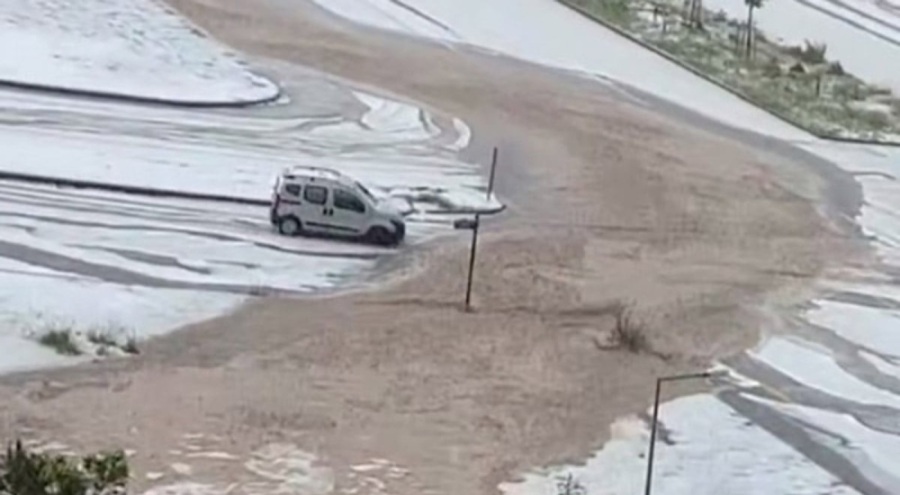 Ankara'da dolu yağışı kenti beyaza bürüdü