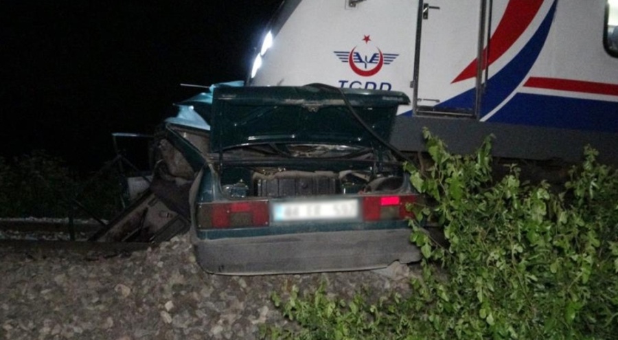 Trenin altında kalan otomobil sürücüsü hayatını kaybetti