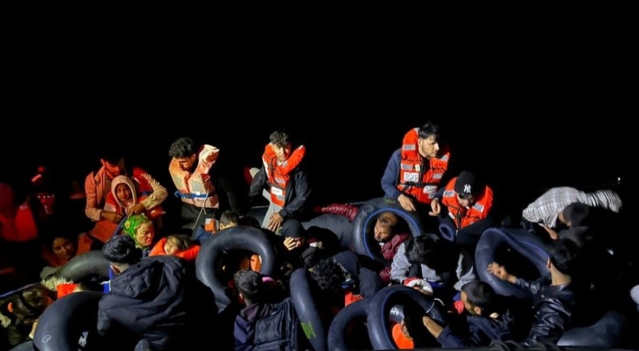 İzmir açıklarında 45 göçmen yakalandı