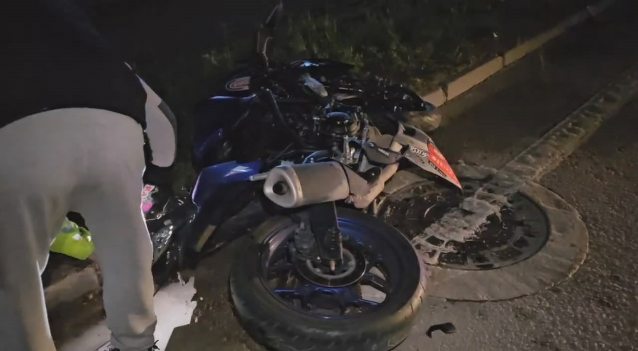 Bursa'da motosiklet otomobile çarptı!