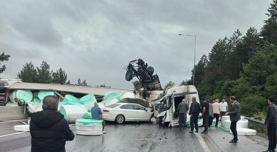 7 araç birbirine girdi: 2'i ağır 6 yaralı