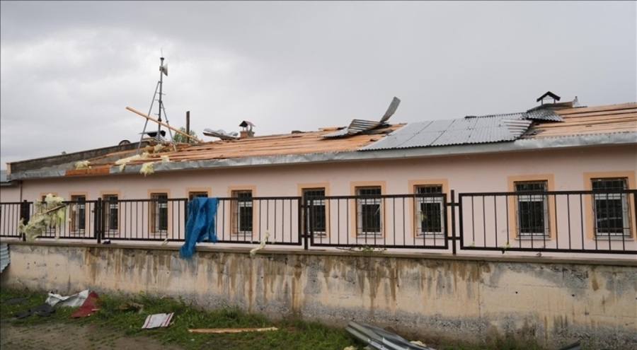 Erzurum'da hortum nedeniyle birçok ev ve okulun çatısı uçtu