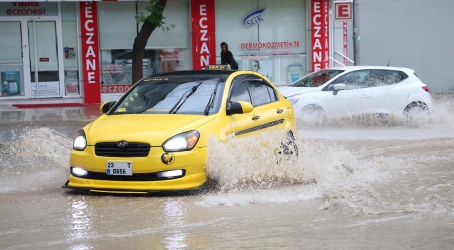 Elazığ'da sağanak hayatı felç etti