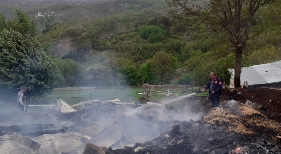 Yıldırım isabet eden samanlık yandı