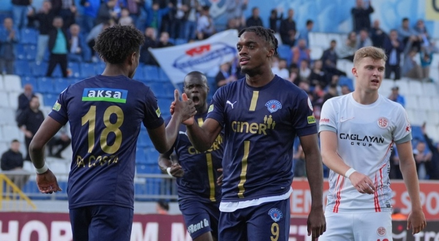 Antalyaspor, deplasmanda karşılaştığı Kasımpaşa'ya 3-1 mağlup etti