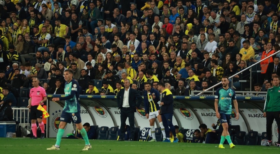 Fenerbahçe tribünlerinden "Yönetim istifa" tezahüratları