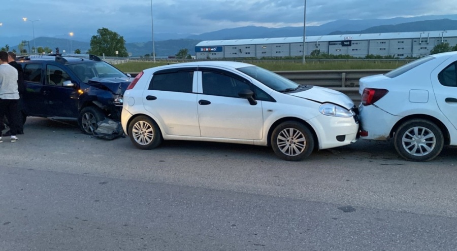 Bursa'da 4 araç birbirine girdi