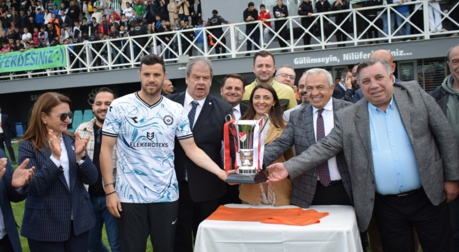 Nilüfer Belediye Futbol Spor Kulübü şampiyonluk kupasına kavuştu